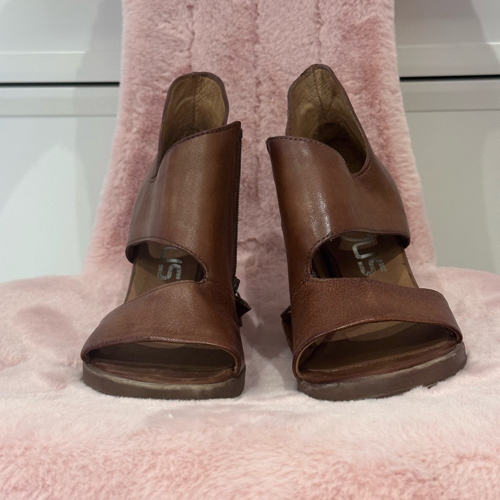 ⭐️ Mjus Barely Worn Brown Leather Women's Sandals ⭐️
